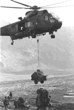 846 NAS Sea King delivers a radio trailer to waiting troops